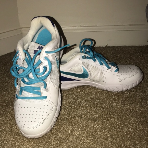 Nike tennis shoes - Picture 2 of 6